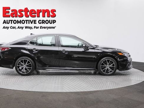 Used 2024 Toyota Camry SE image 3