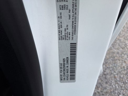 Used 2025 Chrysler Pacifica Select w/ Uconnect Theater Family Group AWD/4WD image 34