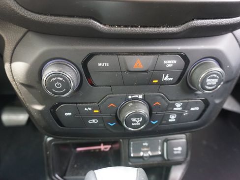 Used 2021 Jeep Renegade Latitude FWD image 13