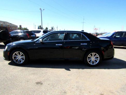 Used 2016 Chrysler 300 C image 5