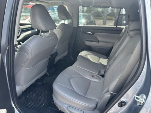 Used 2022 Toyota Highlander XLE FWD image 13