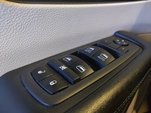 Used 2021 Chrysler Pacifica Touring FWD image 27