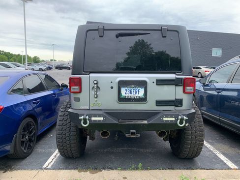 Used 2016 Jeep Wrangler Unlimited Rubicon w/ Connectivity Group AWD/4WD image 3