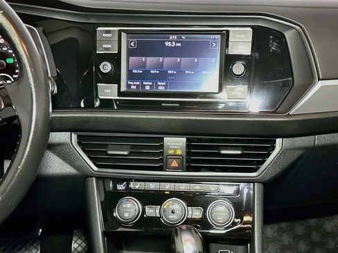 Used 2019 Volkswagen Jetta SE FWD image 12