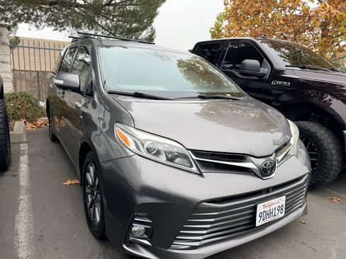 Used 2019 Toyota Sienna Limited Premium image 2