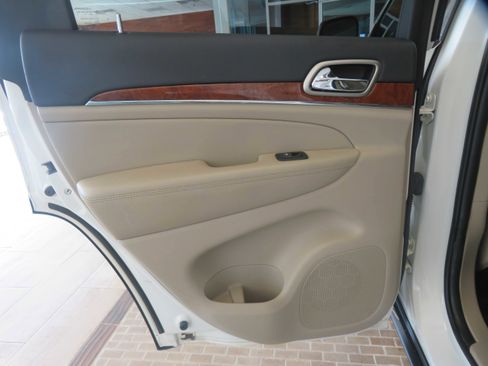 Used 2011 Jeep Grand Cherokee Limited image 17