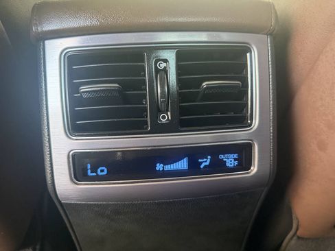 Used 2014 Hyundai Equus Signature RWD image 9