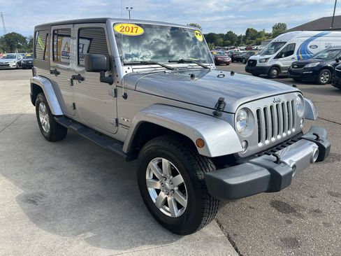 Used 2017 Jeep Wrangler Unlimited Sahara w/ Dual Top Group AWD/4WD image 5