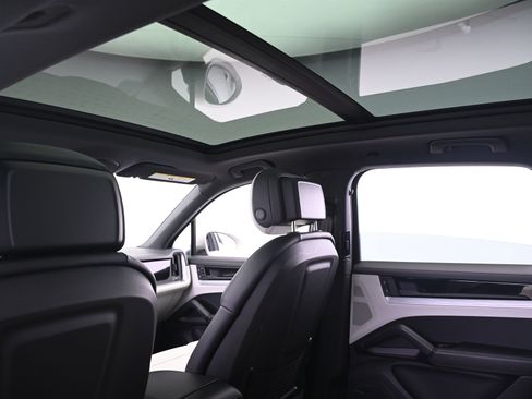 Used 2025 Porsche Cayenne image 25