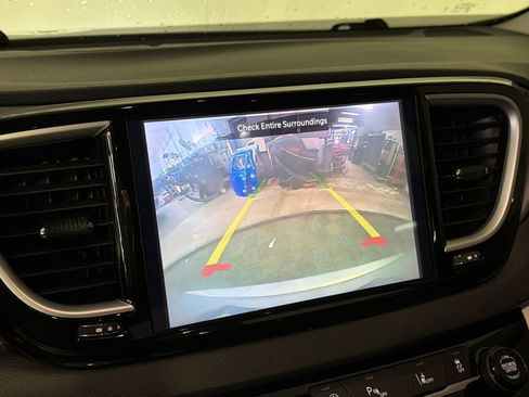 Used 2024 Chrysler Pacifica Touring-L image 25