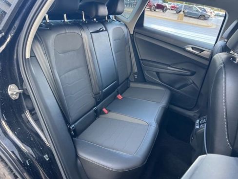 Certified 2025 Volkswagen Taos SE image 32