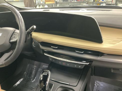 Used 2024 Cadillac XT4 Premium Luxury image 17