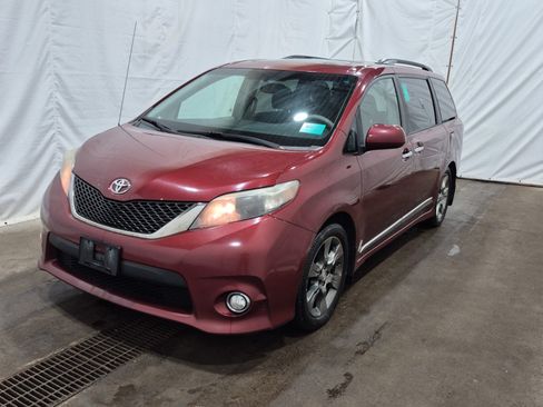 Used 2014 Toyota Sienna SE FWD image 1