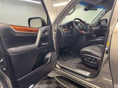 Used 2019 Lexus LX 570 4WD w/ Luxury Package image 17