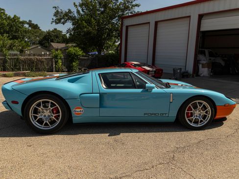 Used 2006 Ford GT RWD image 11
