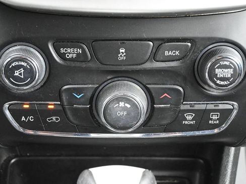Used 2017 Jeep Cherokee Trailhawk AWD/4WD image 19