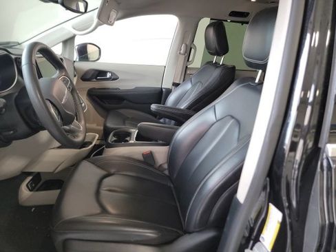 Used 2023 Chrysler Pacifica Touring-L FWD image 10