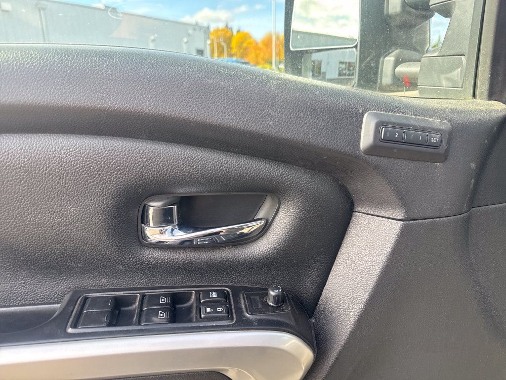 Used 2017 Nissan Titan SL AWD/4WD image 20