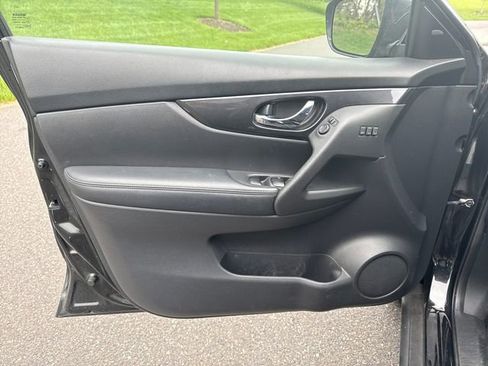 Used 2018 Nissan Rogue SV w/ Premium Package FWD image 22