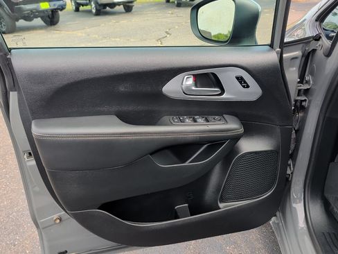 Used 2023 Chrysler Pacifica Touring-L w/ S Appearance Package AWD/4WD image 28