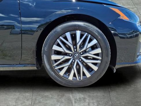 Used 2023 Nissan Altima 2.5 SV w/ SV Premium Package FWD image 9