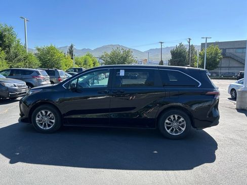Used 2025 Toyota Sienna LE FWD image 13