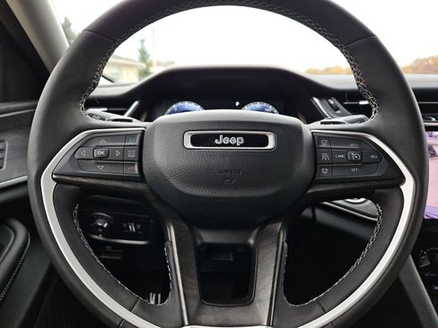 Used 2023 Jeep Grand Cherokee Limited image 21