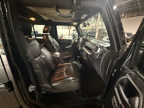 Used 2013 Jeep Wrangler Unlimited Rubicon w/ Connectivity Group AWD/4WD image 9