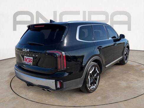 Used 2024 Kia Telluride EX w/ EX Captain's Chair Package image 11