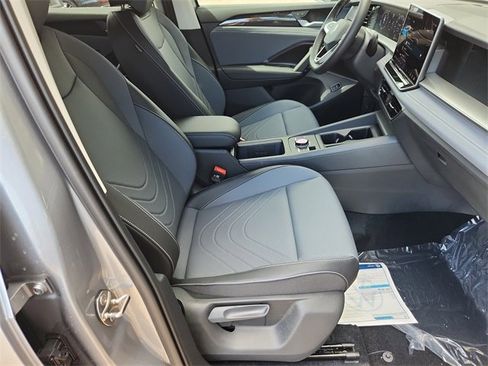 New 2025 Volkswagen Tiguan SE image 14