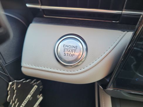 Used 2025 Lincoln Nautilus Reserve AWD/4WD image 33