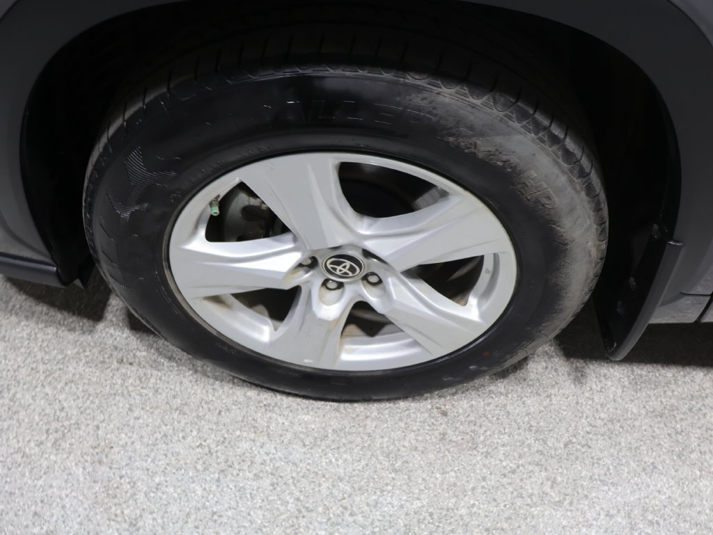 Used 2024 Toyota Highlander LE FWD image 9