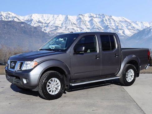 Used 2018 Nissan Frontier SV image 2