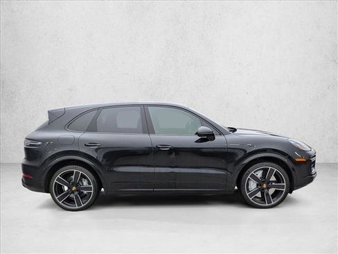 Used 2022 Porsche Cayenne Turbo image 4