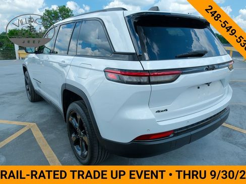 Used 2023 Jeep Grand Cherokee Altitude AWD/4WD image 7