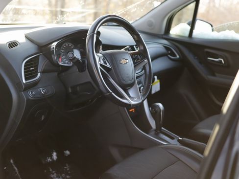 Used 2019 Chevrolet Trax LT w/ LT Convenience Package image 9