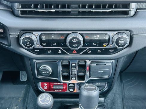 Used 2024 Jeep Gladiator Rubicon AWD/4WD image 24