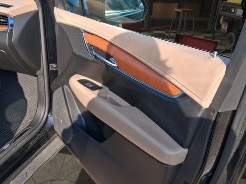 Used 2017 Cadillac XT5 Platinum w/ Driver Assist Package AWD/4WD image 10