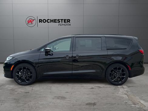 Used 2025 Chrysler Pacifica Limited FWD image 2