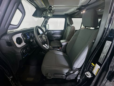 Used 2025 Jeep Wrangler Unlimited Sahara w/ Safety Group AWD/4WD image 13