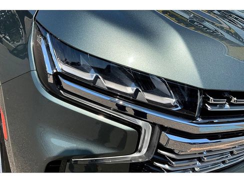 Used 2023 Chevrolet Suburban Premier image 32