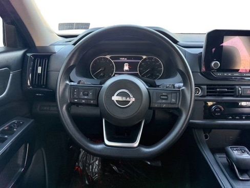 Used 2024 Nissan Pathfinder S image 16