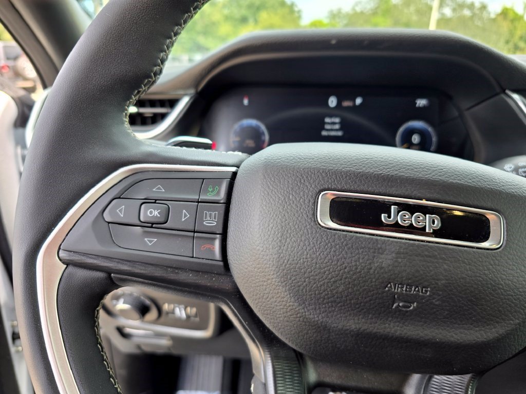 Used 2025 Jeep Grand Cherokee Laredo X w/ Luxury Tech Group I AWD/4WD image 18