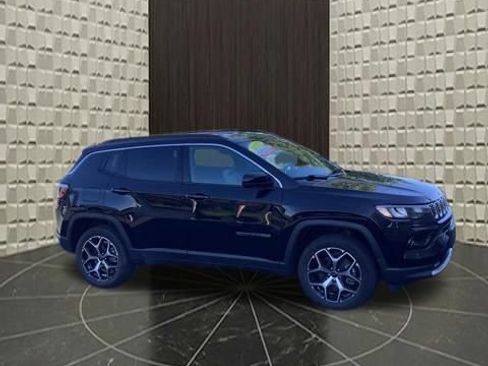 Used 2025 Jeep Compass Limited AWD/4WD image 2
