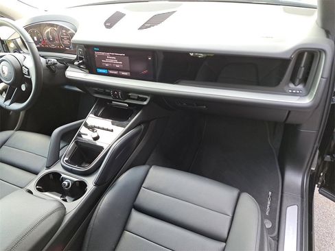 Used 2025 Porsche Cayenne image 19