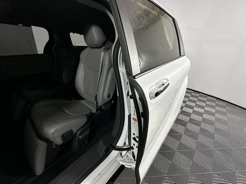 Used 2023 Toyota Sienna Limited FWD image 26