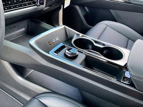 New 2027 Chevrolet Equinox LT w/ Convenience Package II FWD image 13