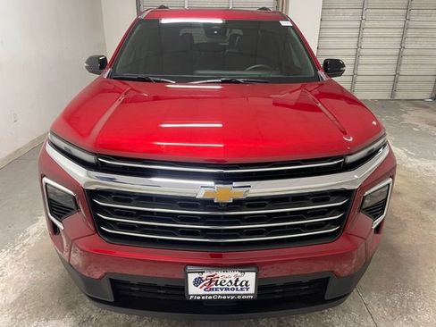 Used 2026 Chevrolet Traverse LT w/ Sun and Wheel Package FWD image 2