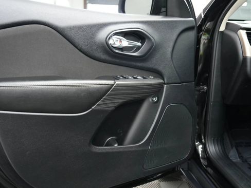 Used 2017 Jeep Cherokee Latitude w/ Safety/Convenience Group image 7