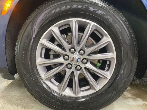 Used 2023 Buick Enclave Essence image 13